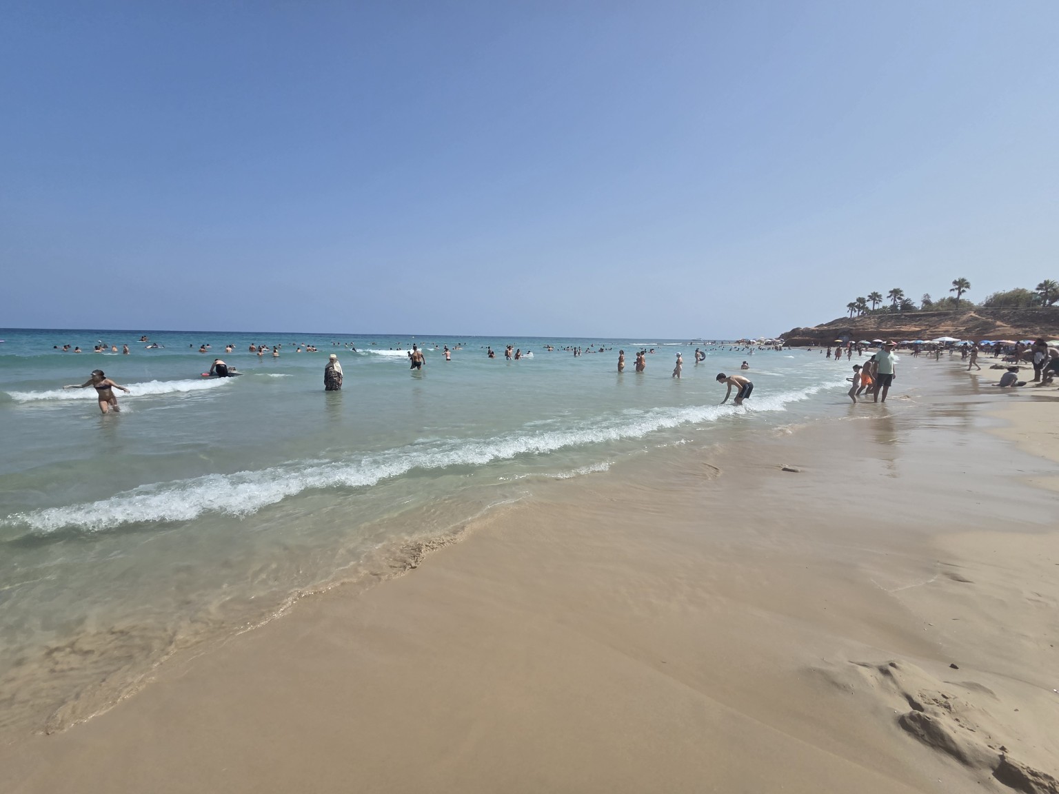 Piaszczysta plaża Mil Palmeras na południu Costa Blanca
